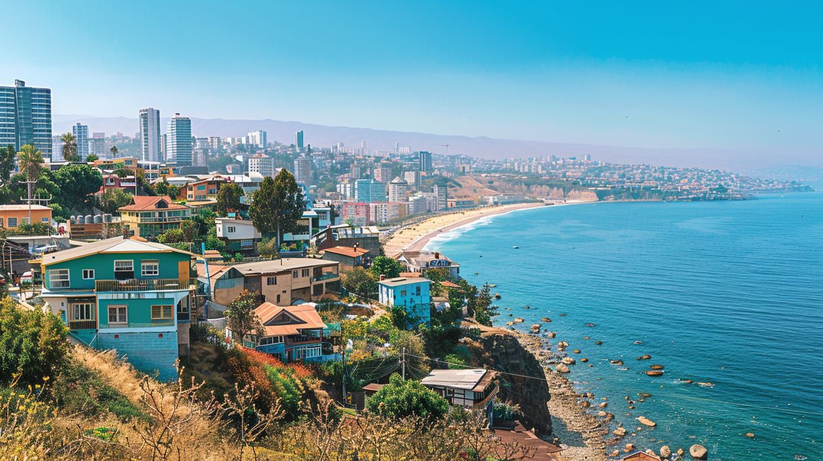 Vista panorámica de Valparaíso e Viña del Mar con colores vibrantes al atardecer, destacando la arquitectura y la costa