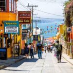 Vista panorámica de Valparaíso, Chile, mostrando lugares turísticos populares, perfecto para explorar qué hacer en la ciudad