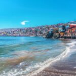 Vista panorámica de la playa en Valparaíso Chile, con turistas disfrutando del sol y el mar