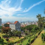 Vista panorámica de Valparaíso de Goiás, mostrando pontos turísticos populares e áreas verdes