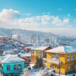 Vista nevada de Valparaíso Chile en invierno, mostrando la arquitectura colorida y el paisaje urbano cubierto de nieve