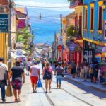 Persona disfrutando de compras en una calle colorida de Valparaíso shopping